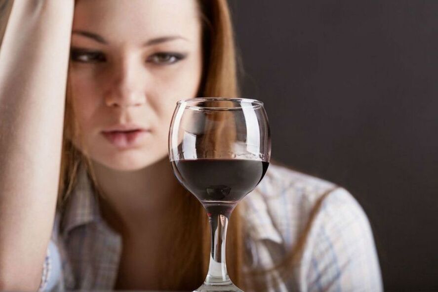 Femme avec un verre de vin